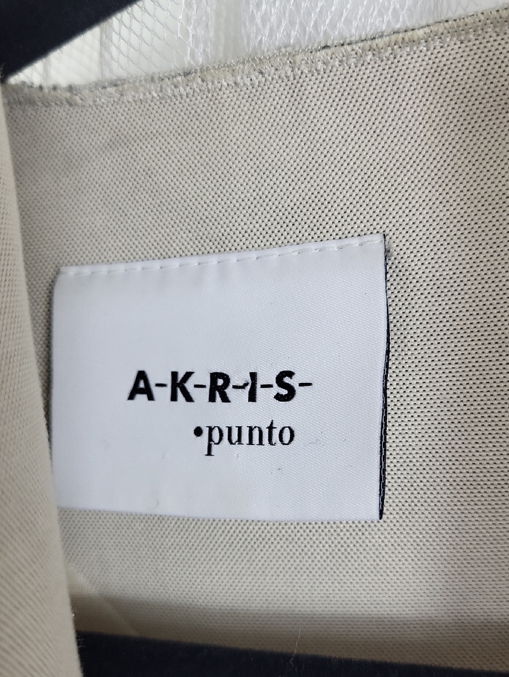 Akris Cream Laser-Cut Midi Dress with Tassel Zip. Size 6 - Picture 6 of 16